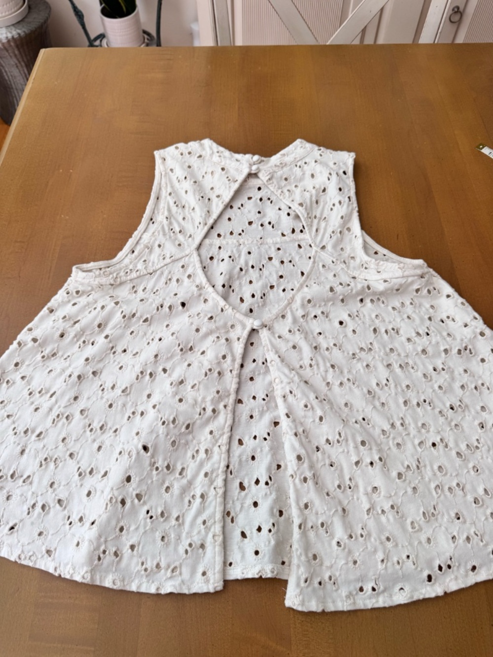 Free People Ivory Floral Eyelet Keyhole Button Back Top Medium - Picture 9 of 9